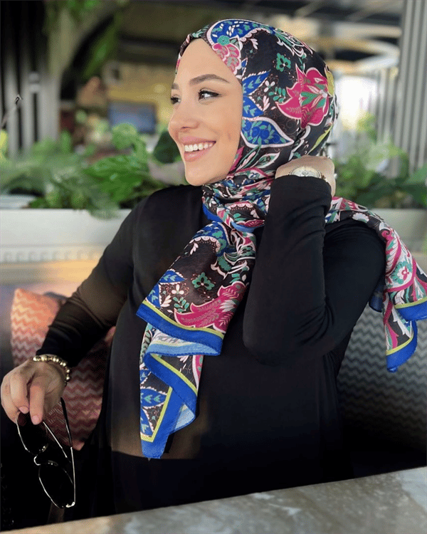 Hazal Aydın'ın Saks Mavi & Siyah Retro Desen Şal Tercihi