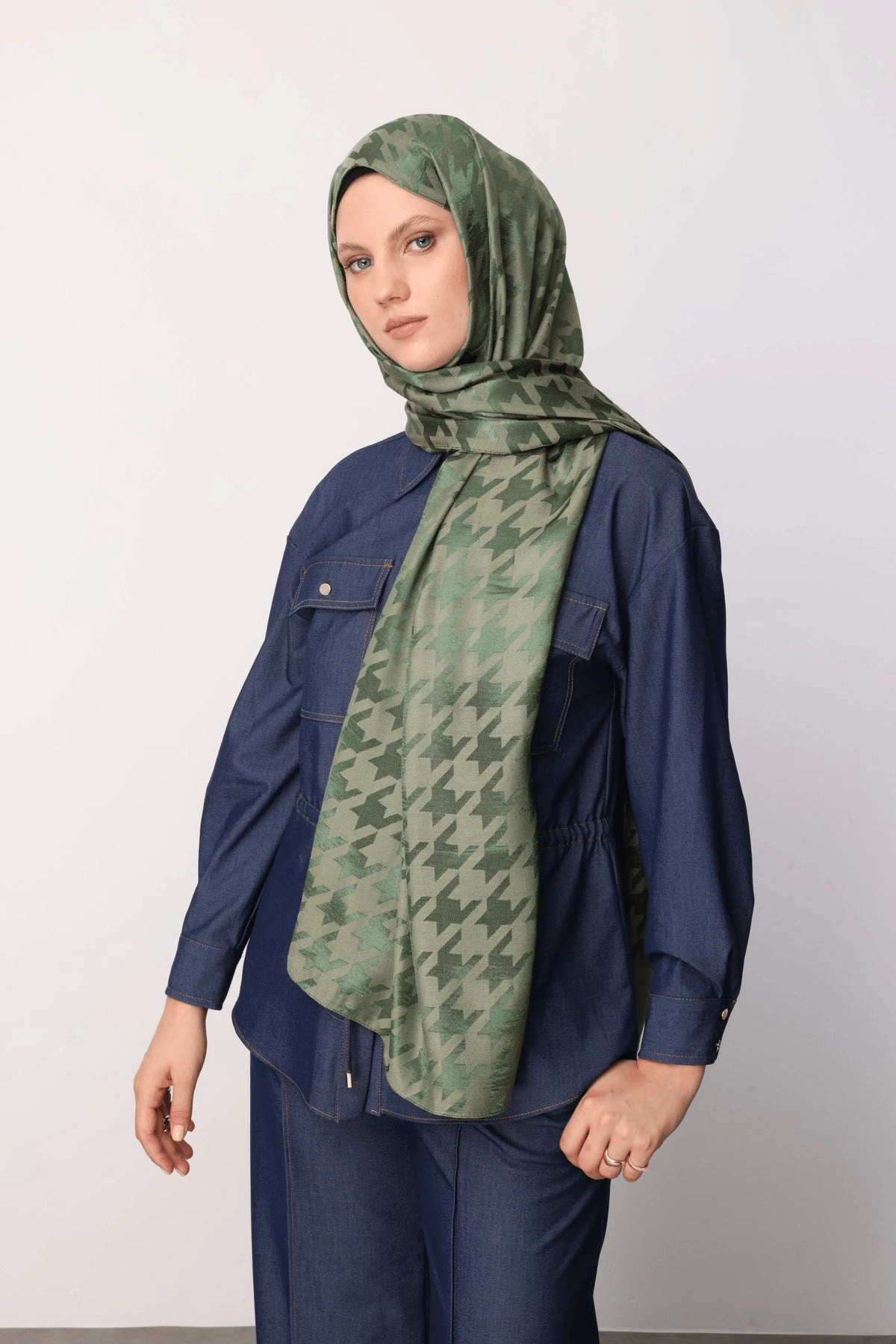 Asker Yeşili Kazayağı Desen Parlak Jakar Şal - görsel 3