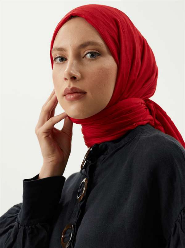 Hazal Aydın'ın Kırmızı Piliseli Bambu Şal Tercihi - görsel 6