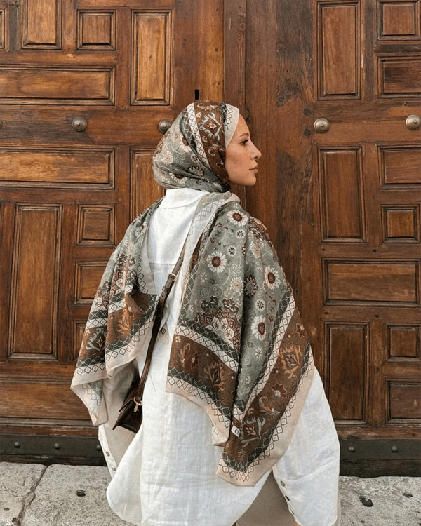 Bihter Koç'un Kum Taşı Silk Nomads Vual İpek Şal Tercihi - görsel 3