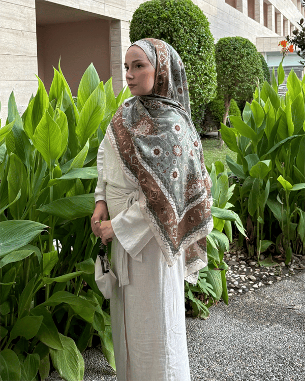 Bihter Koç'un Kum Taşı Silk Nomads Vual İpek Şal Tercihi - görsel 4