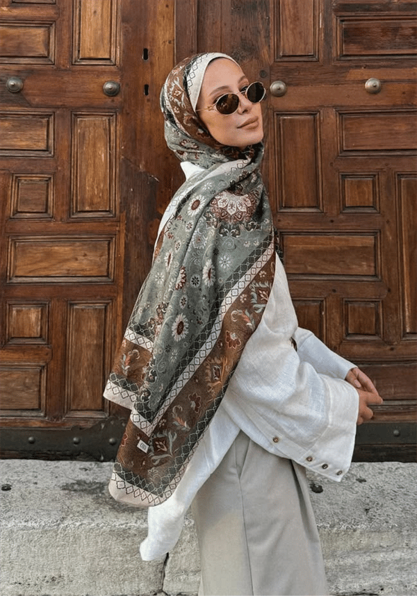 Bihter Koç'un Kum Taşı Silk Nomads Vual İpek Şal Tercihi