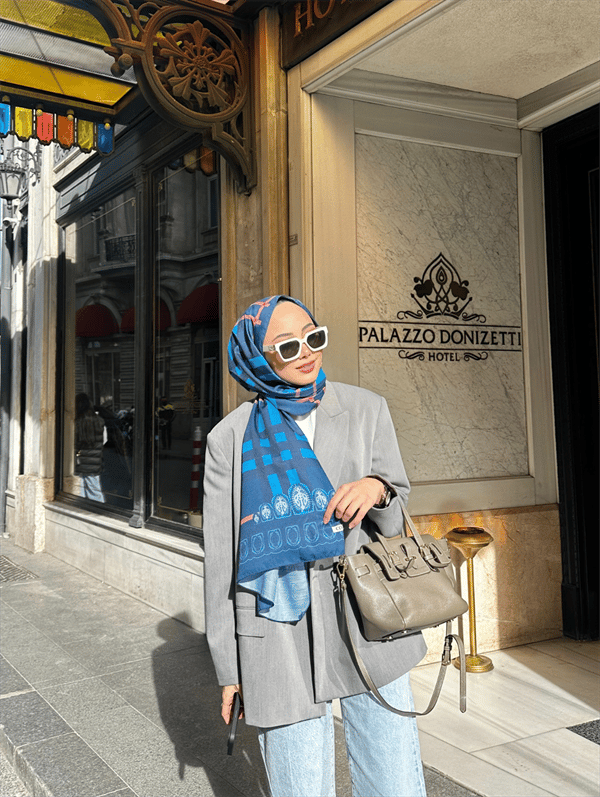 Busenur'un Lacivert Tartan Desen Şal Tercihi