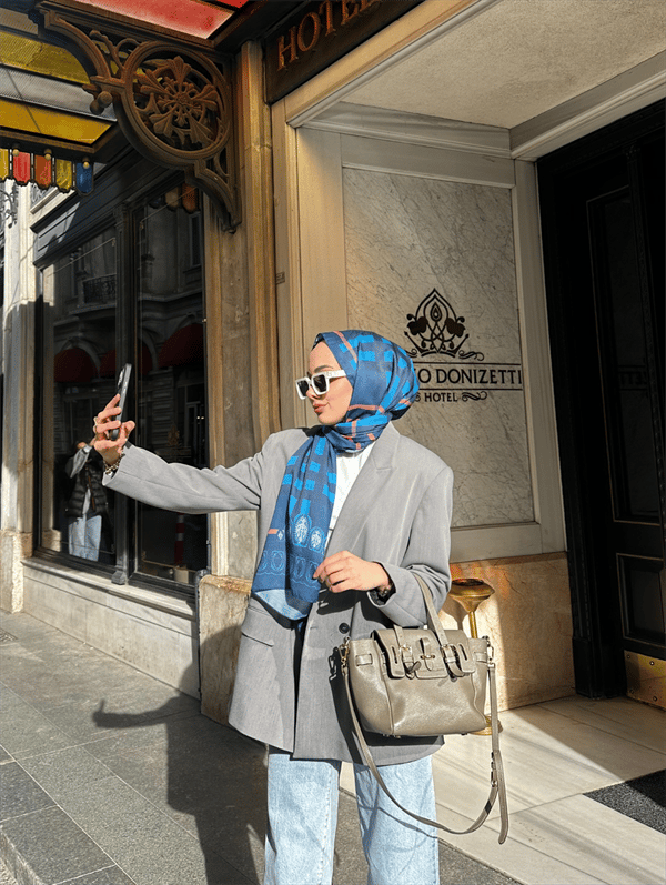 Busenur'un Lacivert Tartan Desen Şal Tercihi - görsel 3