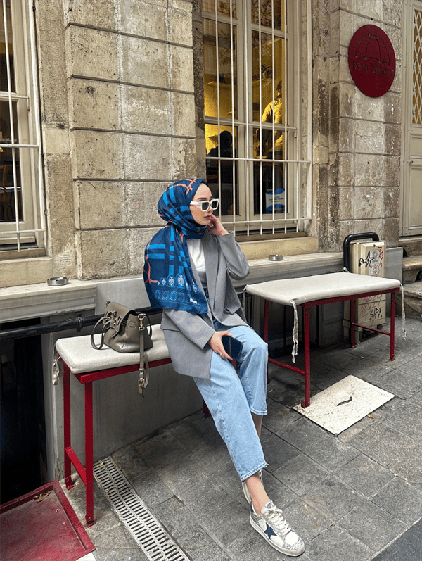 Busenur'un Lacivert Tartan Desen Şal Tercihi - görsel 6