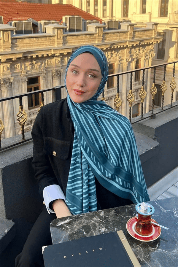 Melek'in Petrol Çizgi Desen Pamuk Vual Şal Tercihi