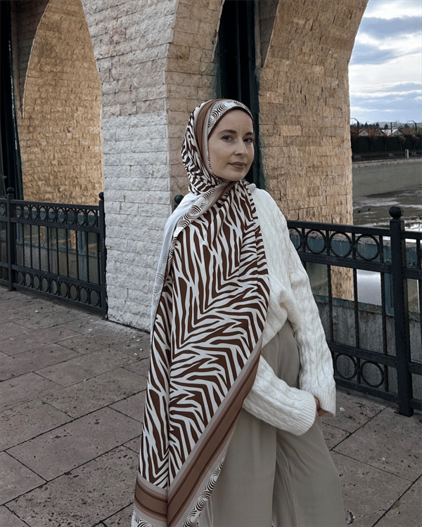 Merve'nin Acı Kahve Zebra Desen İpek Şal Tercihi