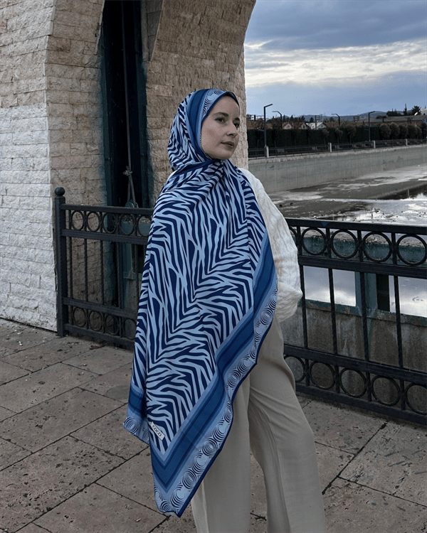 Merve'nin Mavi Zebra Desen İpek Şal Tercihi