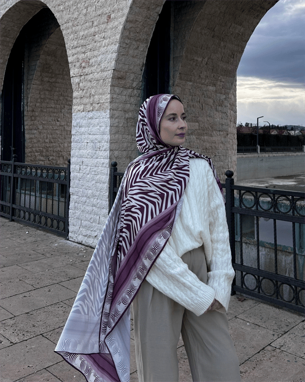 Merve'nin Mor Zebra Desen İpek Şal Tercihi