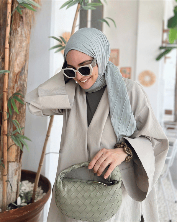 Hazal Aydın'ın Pastel Yeşili Piliseli Bambu Şal Tercihi