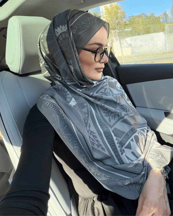 Rümeysa'nın Füme Zümra Desen Pamuk Vual Şal Tercihi - görsel 3