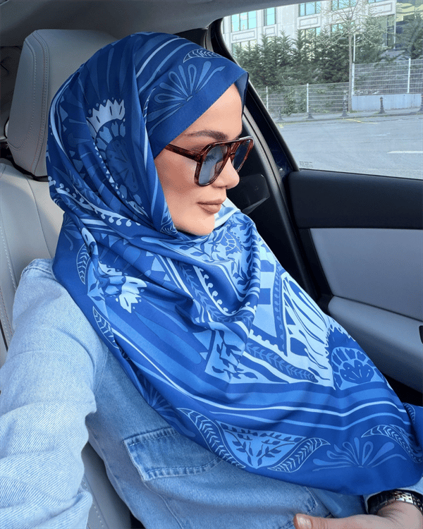 Rümeysa'nın Mavi Zümra Desen Pamuk Vual Şal Tercihi - görsel 3