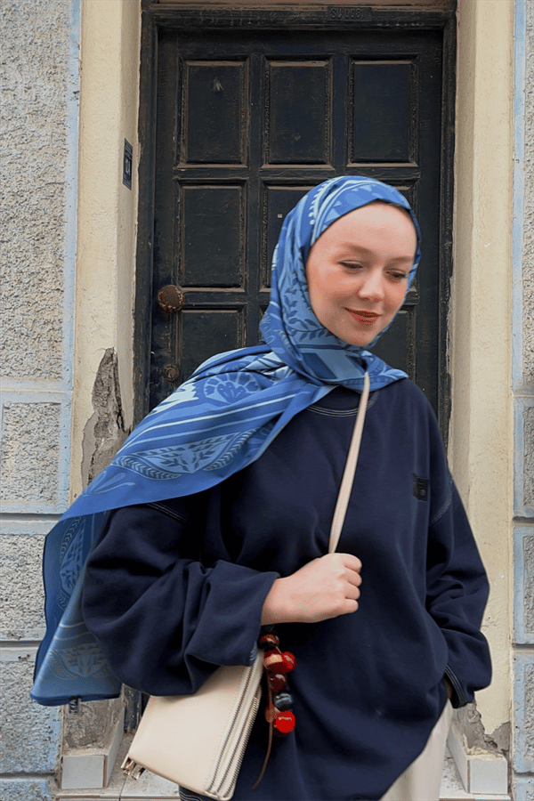 Rümeysa'nın Mavi Zümra Desen Pamuk Vual Şal Tercihi