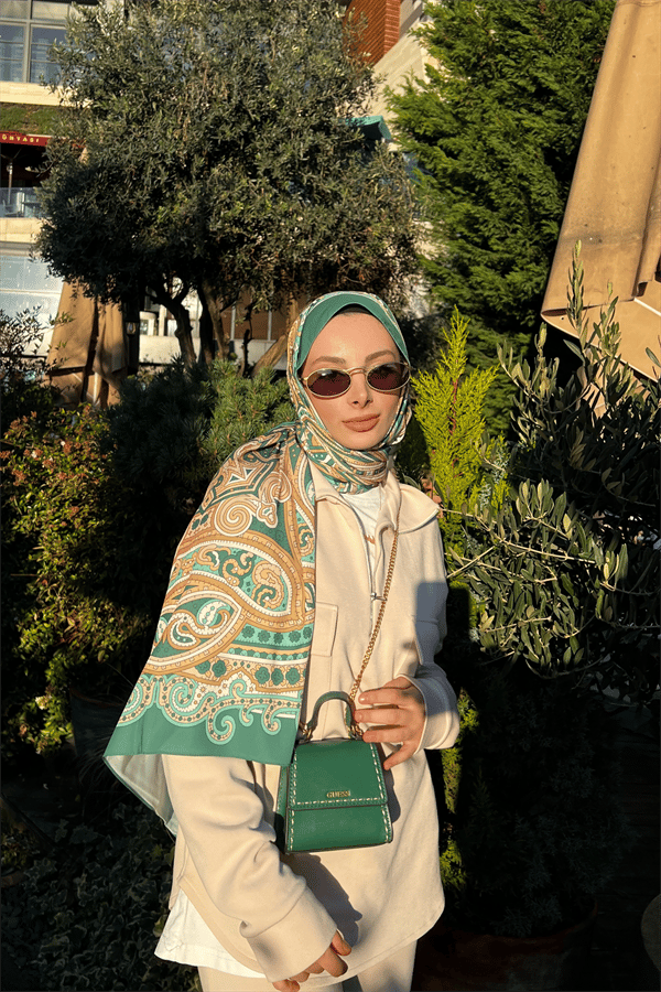 Şüheda'nın Haki Zeren Desen İpek Şal Tercihi