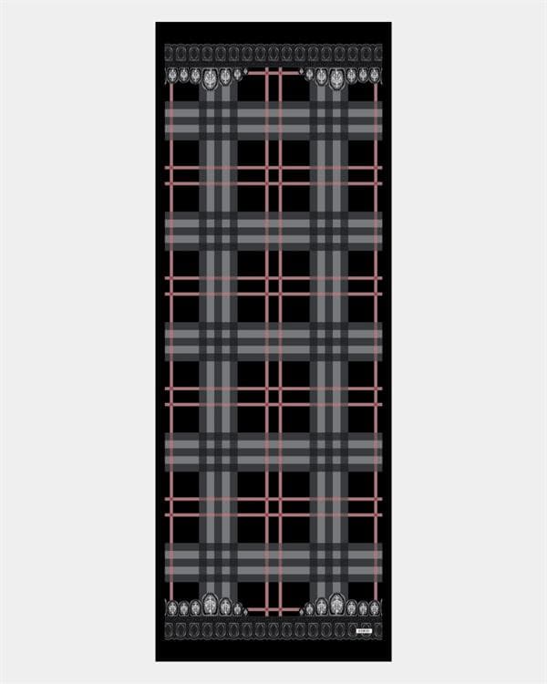 Şule'nin Siyah Tartan Desen Şal Tercihi - görsel 4