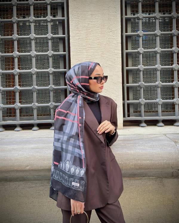 Şule'nin Siyah Tartan Desen Şal Tercihi - görsel 3