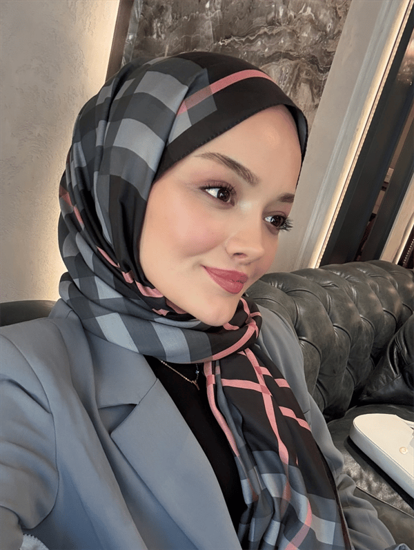 Şule'nin Siyah Tartan Desen Şal Tercihi