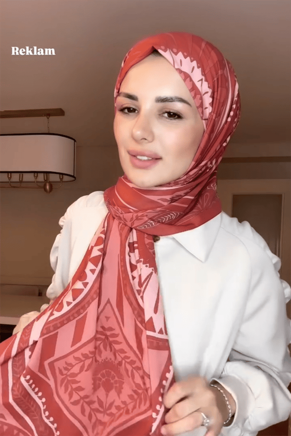 Tuğba Bağ'ın Kırmızı Zümra Desen Pamuk Vual Şal Tercihi