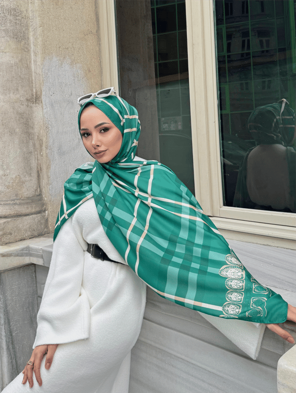 Busenur'un Zümrüt Tartan Desen Şal Tercihi - görsel 3