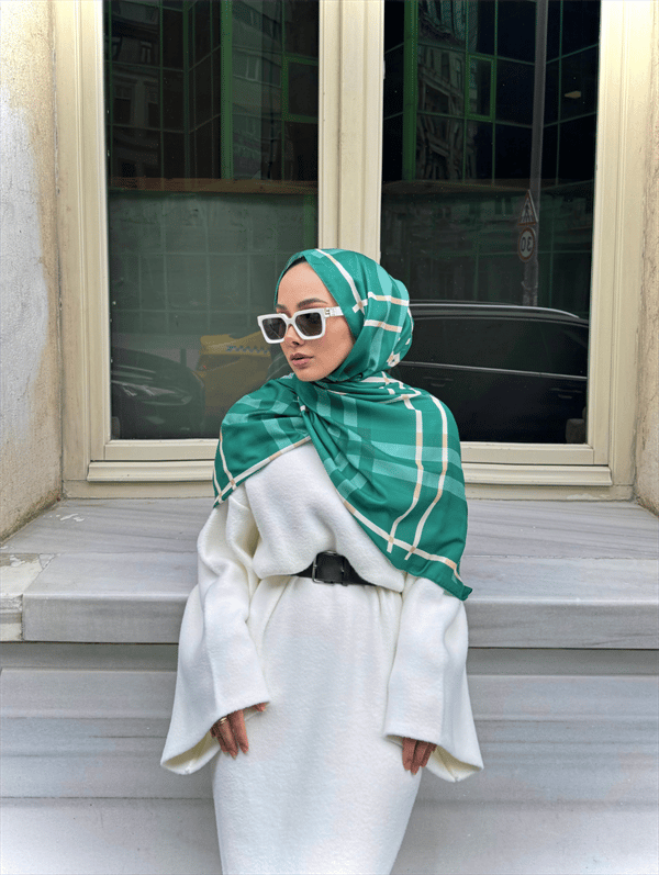 Busenur'un Zümrüt Tartan Desen Şal Tercihi - görsel 4