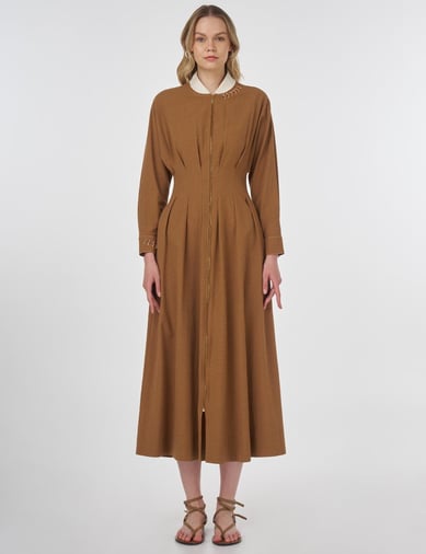83015 Önden Fermuarlı Yakada Ribana Garnili Elbise-Camel