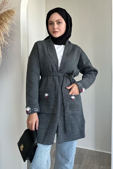Cepleri Ve Kolları Nakış İşlemeli Gri Triko Ceket