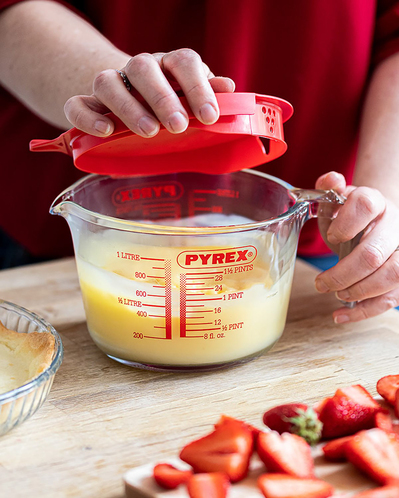 Pyrex Cam Kapaklı Ölçü Kabı 1 Litre Kırmızı