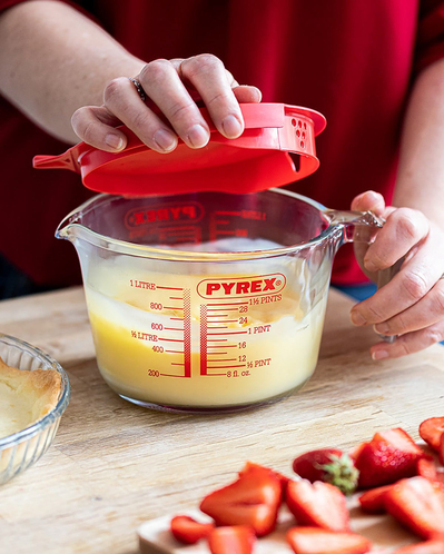 Pyrex Cam Kapaklı Ölçü Kabı 1 Litre Kırmızı