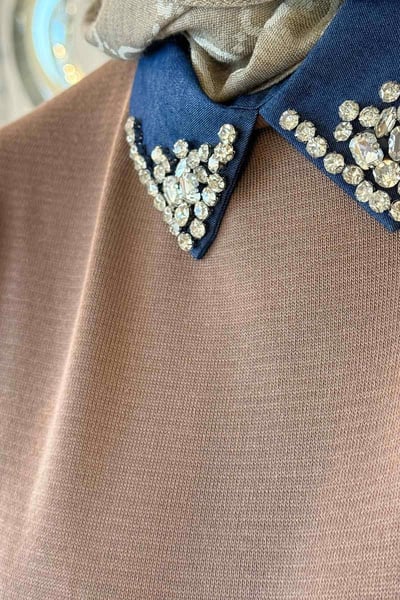 Yakası Taşlı Uzun Merserize Elbise - Vizon