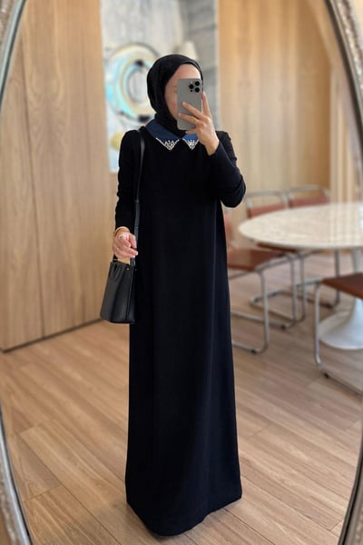 Yakası Taşlı Uzun Merserize Elbise - Siyah