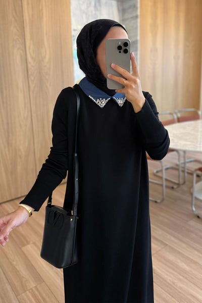 Yakası Taşlı Uzun Merserize Elbise - Siyah