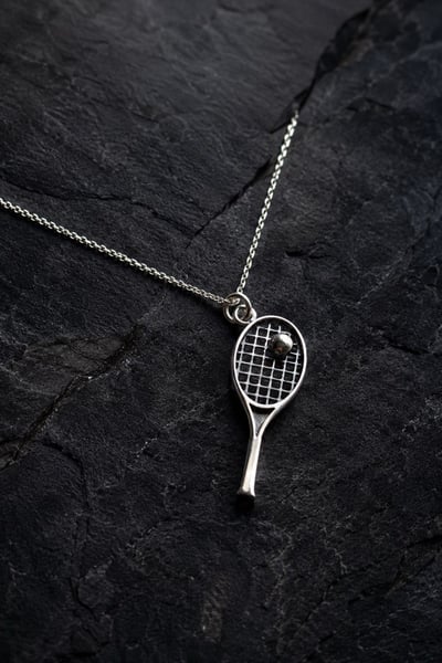 Tenis ve padel temalı gümüş takılar