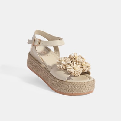 Kadın Bej Çiçek Aksesuarlı Ayarlanabilir Tokalı Deri Sandalet