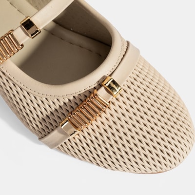 Kadın Bej Metal Toka Aksesuarlı Deri Babet