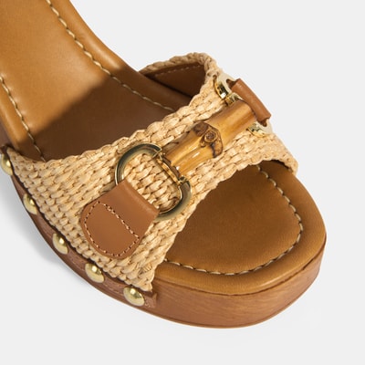 Kadın Bej Tokalı Aksesuarlı Detaylı Topuklu Sandalet