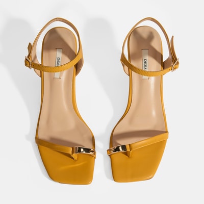 Kadın Mango Metal Aksesuarlı Parmak Arası Topuklu Ayakkabı