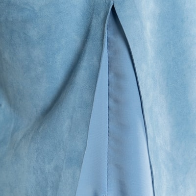 Kadın Mavi Askılı V Yaka Süet Bluz 