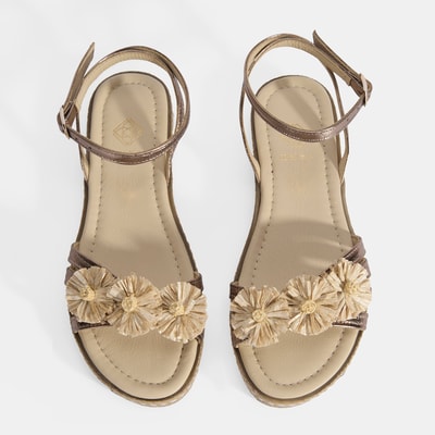 Kadın Platin Ayarlanabilir Tokalı Çiçek Detaylı Metalik Deri Sandalet