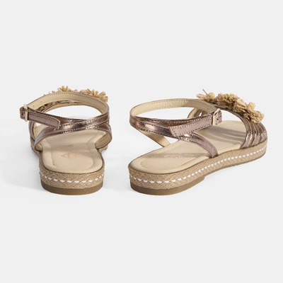 Kadın Platin Ayarlanabilir Tokalı Çiçek Detaylı Metalik Deri Sandalet