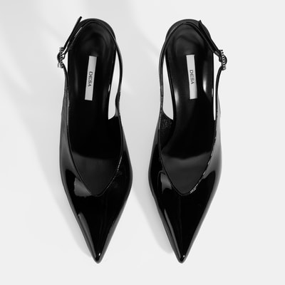 Kadın Siyah Ayarlanabilir Taşlı Toka Detaylı Rugan Topuklu Ayakkabı