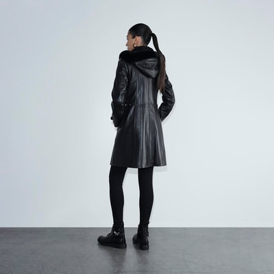 Kadın Siyah Hakim Yakalı Kapüşonlu Deri Kaban