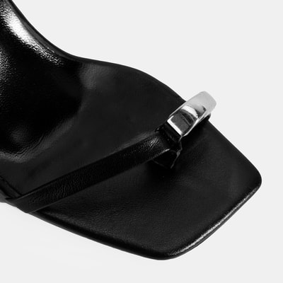 Kadın Siyah Metal Aksesuarlı Parmak Arası Topuklu Ayakkabı