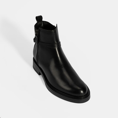 Kadın Siyah Metal Toka Detaylı Fermuarlı Deri Bot