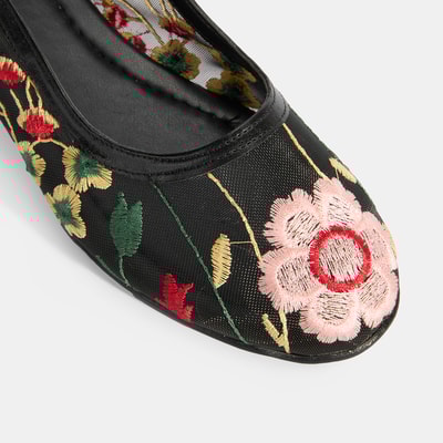 Kadın Siyah Nakış İşleme Detaylı Fileli Babet