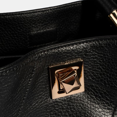 Kadın Siyah Püskül Aksesuarlı Deri El Çantası