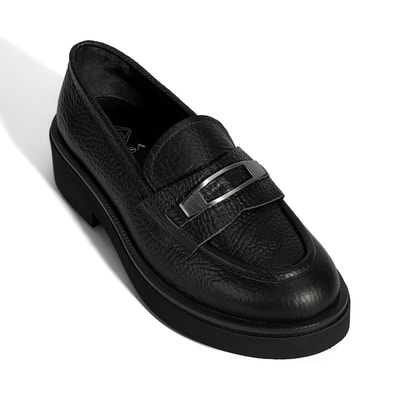 Kadın Siyah Toka Aksesuarlı Kalın Tabanlı Deri Loafer