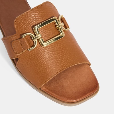 Kadın Taba Metal Toka Aksesuarlı Deri Terlik