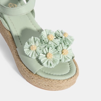 Kadın Yeşil Çiçek Aksesuarlı Ayarlanabilir Tokalı Deri Sandalet
