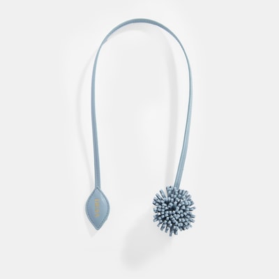 Mavi Çiçek Figürlü Monogram Detaylı Deri Charm