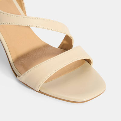 Kadın Bej Ayarlanabilir Tokalı Topuklu Deri Sandalet